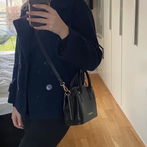 Liten valentino väska - Liten men praktisk, säljs då den aldrig används. Köpt för 1095kr. Köparen står för frakten 💕