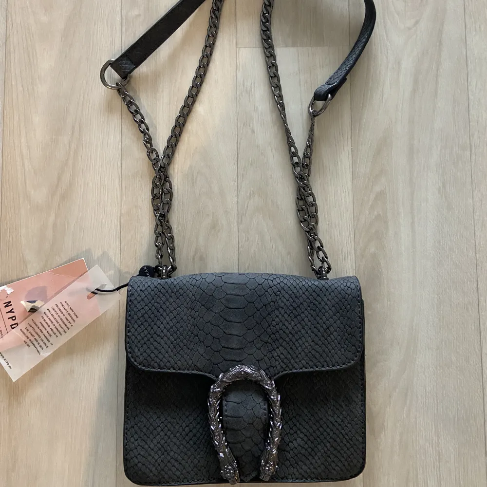 Säljer denna jätte fina helt oanvända handväska! 💕💕den är mörkgrå i färgen skulle jag säga! . Accessoarer.