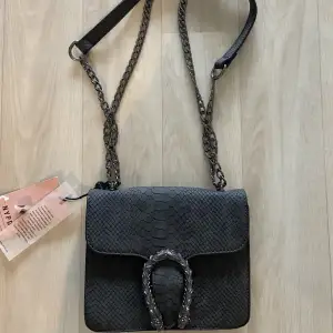 Säljer denna jätte fina helt oanvända handväska! 💕💕den är mörkgrå i färgen skulle jag säga! 