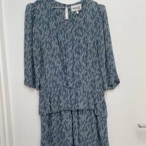 Klänning Ganni Mesdames Georgette - Underbarljusblå beige klänning från Ganni. Fint skick.  Strl: S.   Köparen står för frakten. 