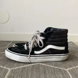 Säljer nu mina så snygga höga vans. De är perfekta nu till lite varmare vänder och till sommaren. De är så snygga till kjol och shorts💗. Skorna är i storlek 36,5. Hör av dig vid intresse och frågor💗💗