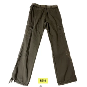 Gröna cargopants - Så fina cargo-liknande byxor som jag köpte nyss på Plick. Säljer då de tyvärr var lite för små på mig. Sitter mer som en 36 men står 38 i🫶 