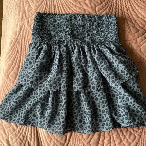 Super snygg kjol som köptes för ungefär 1 år sen använda ungefär 8 gånger som nytt skick! Kontakta om fler bilder!❤️❤️
