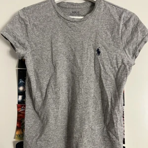 ralph lauren t shirt - säljer min fina ralph lauren tischa då den inte kommer till användning