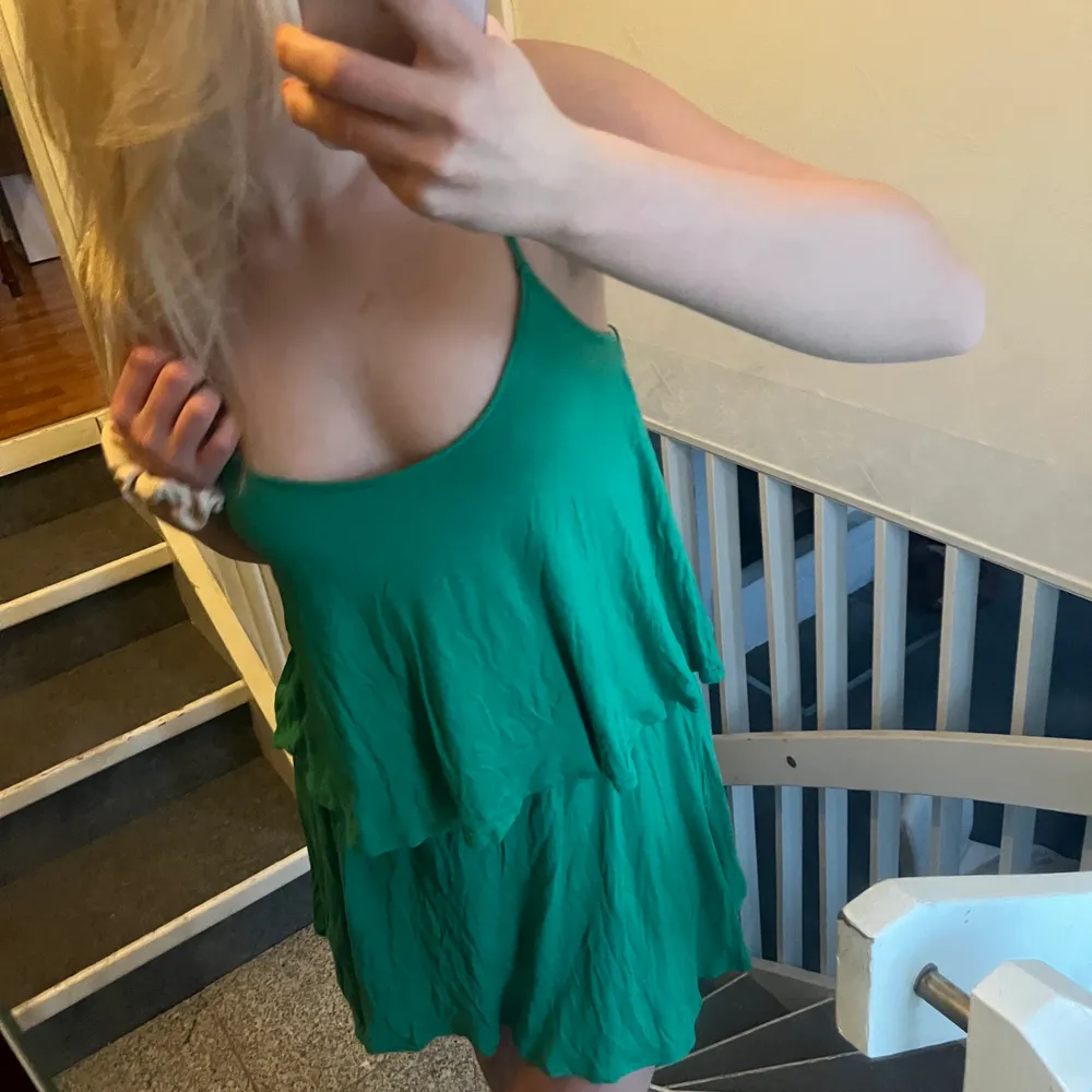 Såå fin grön klänning till sommaren!! Strl M men sitter fint på mig med S också. Klänningar.