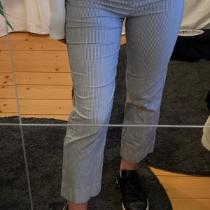 Randiga byxor  - Jättesköna byxor som passar perfekt till sommaren💓 står att det är onesize men passar XS-S skulle jag säga! Jag är 163cm och byxorna går till anklarna✨