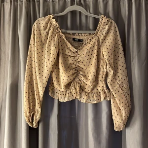 Fin blus  - Knappt använd blus från BIKBOK i storlek s