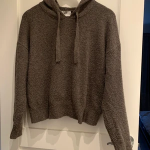 stickad hoodie  - en jättefin och (extremt) skön och mjuk stickad huvtröja som jag knappt använt, som ny💕 den är i storlek L och jag skulle säga att den är lite mindre än en standard L⭐️ skriv ifall du vill ha fler bilder eller liknande❤️‍🔥