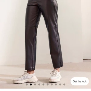 Skinnbyxor LINDEX bruna - Hejsan! Använda 1 gång. Skinnbyxor från Lindex. Så snygga & sköna!! Mjukt material på insidan. 