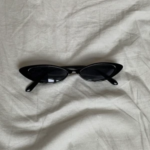 Svarta cateye solglasögon  - Snygga svarta cateye solglasögon. Ganska smala. Bra skick. Köparen står för frakt☀️