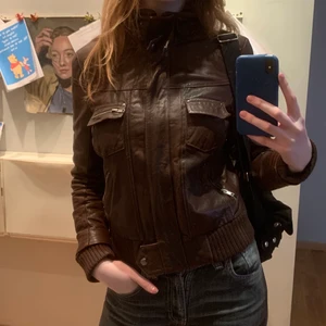 Skinnjacka - Sjukt snygg brun skinnjacka i bra skick, köpt secondhand.
