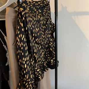 Omlottkjol  - Svart omlottkjol med guldiga detaljer. I storlek XS från Vero Moda.🌟