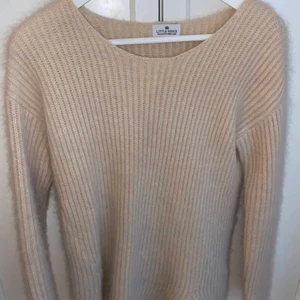 Little remix tröja - Säljer min Little remix tröja i storlek 14 (S), då den tyvärr inte kommer till användning. Tröjan är i mycket gott skick och endast använd ett fåtal gånger💕