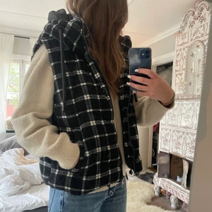 Väst - Säljer denna slutsålda väst från zara💕 supersnygg och skön! Strl S! Köparen står för frakt 