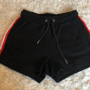 MISU - Säljer dessa shorts, jätte snygga och sköna men tyvärr för små för mig. FRAKT ÅTERKOMMER 