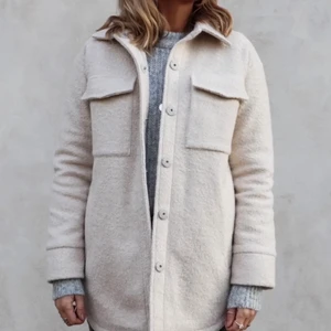 Neo Noir  - Säljer min fina Neo Noir kappa då den tyvärr inte kommer till användning. Jackan är köpt våren 2020, men är endast använd ett fåtal gånger. Jackan är därför i mycket gott skick. Skriv för fler bilder💕💕