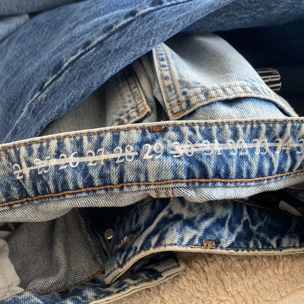 Super coola jeans med lån midja. 200kr exklusive frakt. . Jeans & Byxor.