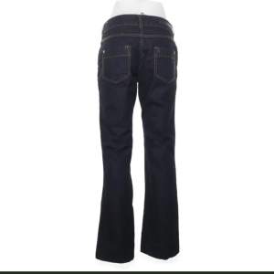 Jeans köpa på Sellpy, jättebra skick och ser exakt ut som på bilden. Säljer pga fel storlek.