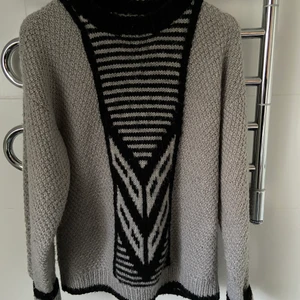 Stickad tröja - Vintage stickad tröja. Unik design och i bra skick. Okänd storlek, men sitter oversized på mig som är 180