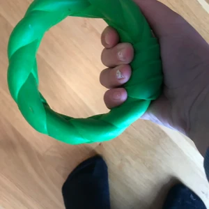 Oanvänd grön leksak för hundar  - En oanvänd fin hundleksak 