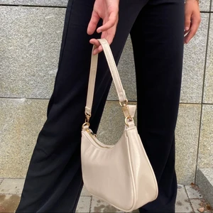 Begie baguetteväska - Köpt från bikbok, som ny