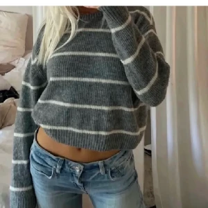 Randig tröja - säljer igen pga oseriös köpare, säljer min randiga tröja från H&M (lånad bild) Lite nopprig men inte mycket💞