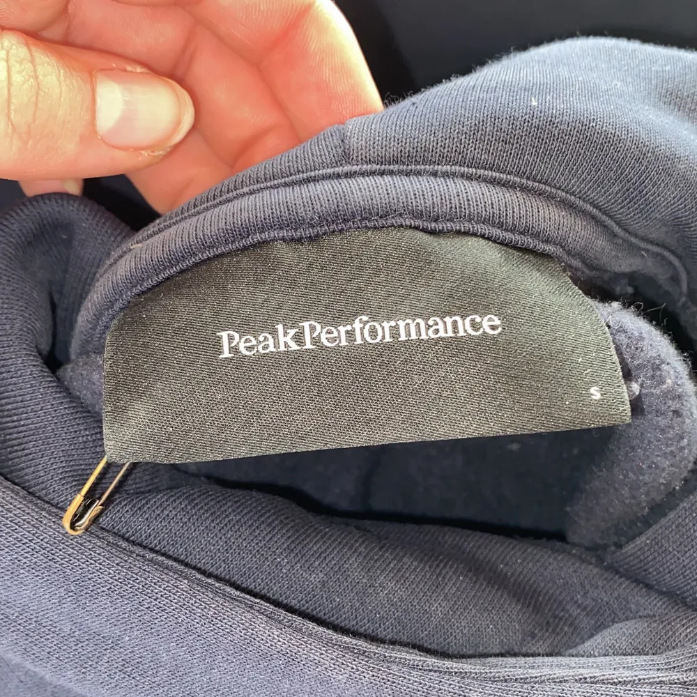 Hoddie från peak performance, storlek S, aldrig använd, Gick för 1099kr så runt 1000kr eller 966 kr kom å köp, ny skick . Tröjor & Koftor.