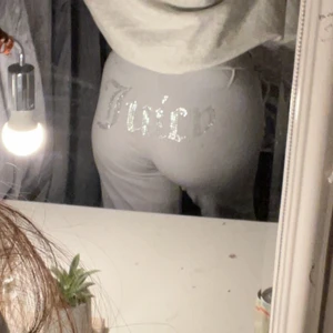 Juicy couture byxor  - Säljer mina  JC pga ingen användning. Använd 1 gång och är helt ny i strl M. Köpt på Bubblerom, skriv vid frågor elr om ni vill ha fler bilder .  Första bilden är suddig annars är alla paljetter på plats :) 