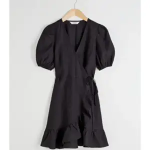 Helt ny klänning från & other stories!! Gjord i svart linne. Lappar kvar och otestad, storlek 36. Nypris på hemsidan 890kr
