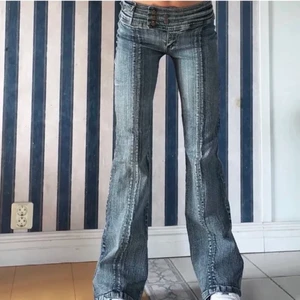Lågmidjade jeans - (LÅNAD BILD FEÅN PLICK‼️) köpta från plick, säljer pga att de inte passar. Innerbenslängd: 82 cm, midjemått: 75 cm. 