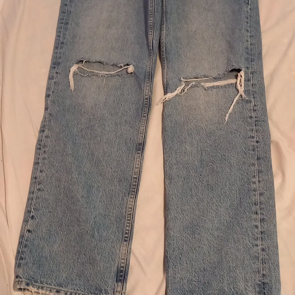 Dom här jeans har jag inte använt och dom ligger i min garderob för ingenting så nu tänkte jag sälja dom💙.. Jeans & Byxor.