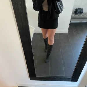 Höga stövlar  - Jättefina höga stövlar från Nilson shoes i hyffsat skick, dem är köpta på sellpy och säljs pga att dem inte passar. Packetet skickas med PostNord skcika lätt 66kr.