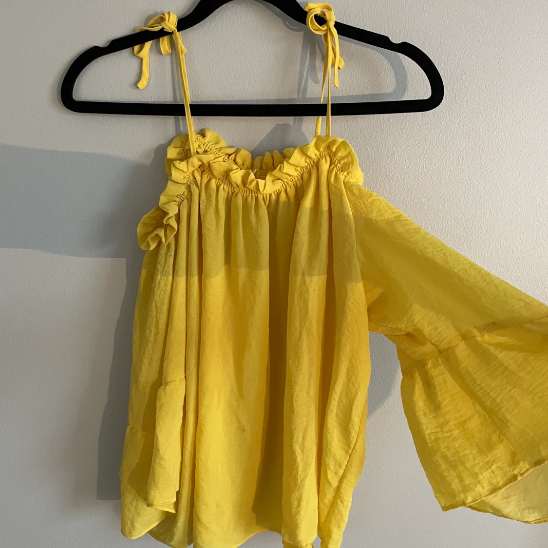 Gul partytopp med bara axlar - 90