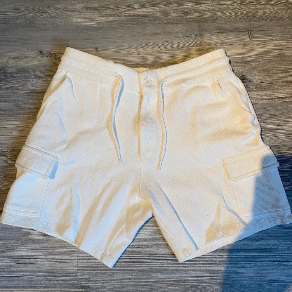 Köpte dessa shorts i somras, hann använda dom kanske 4 gånger, säljer pga att de är för små, storlek M, köpta för 400kr om jag minns rätt. Vit/Beige. Skick 9/10. Shorts.