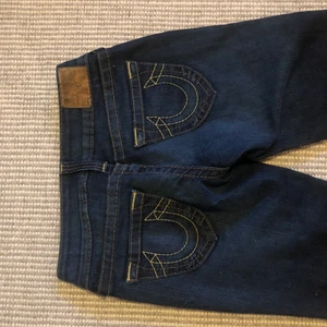 Lågmidjade jeans! - Säljer mina skit coola lpgmidjade jeans ifrån märket true religion i storlek 25. De passar mig perfekt i midjan som bruksr ha 25-26 eller 34-36 i t.ex zarad jeans. De är myckrt svåra att få tag i någon annanstans än här och jag säljer för mycket vra pris då nypris ligger runt 2000kr och den här modelleb sålj eh långre! Endast använda 5 gånger och fråga om fler bilder!💘