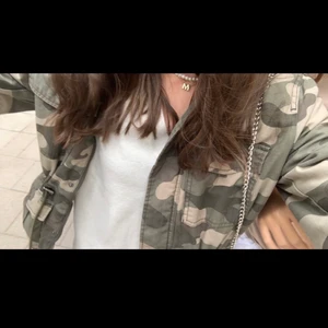 Vit v-ringad tröja💓 - Säljer denna fina v-ringade tröja❤️ Den är sällan använd oh i superfint skick. Bild 1 är mer exemplen på hur den kan stylas men du ser den bättre på bild 2. Kan mötas 💕💕