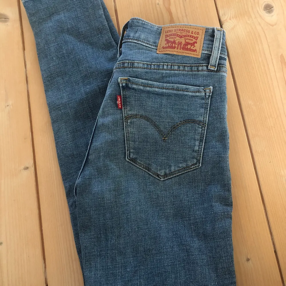 Säljer två exakt likadana jeans från Levis, båda är mycket sparsamt använda så i väldigt bra skick. De är i storlek w24 l30 och i modellen 711 ”skinny”. 300kr/st. Bara att höra av dig vid frågor, köparen står för frakten💕. Jeans & Byxor.