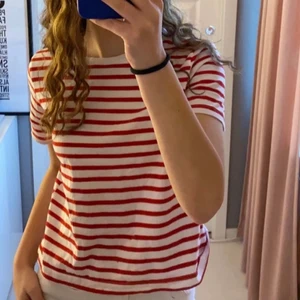 Rödrandig tröja från zara - Säljer nu min svinsnygga tröja från zara pga att den inte kommer till användning❤️ Vid intresse kontakta mig!🤍