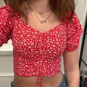 Blus - En röd blommig blus från Lindex i storlek xs. Har ett snöre som justerar urringningen på tröjan! Skriv privat om du har frågor och priset går alltid att diskutera 💛💛