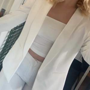 Säljer denna vita kavaj/blazer i storlek 40! Inga deffekter endast testat! Skit fin till sommaren. Köpte för 300kr på h&m men säljer för 150! Vill ha sålda snabbt hör av er vid intresse eller frågor!