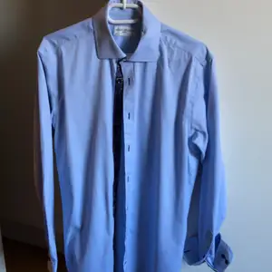 blå skjorta
