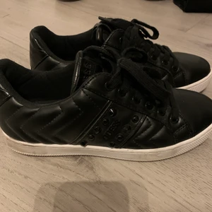 Guess skor med nitar - Skit snygga svarta sneakers från guess! Använda få gånger. Säljer då dom inte kommer till användning. Jätte sköna dock! Nypris 1200