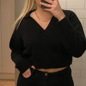 Croppad tröja med krage  - Tröja med krage från H&M, storlek XL. Lappen sitter kvar så helt ny! Köparen står för frakt 🖤