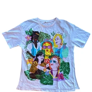 T-SHIRT MED TRYCK - En färgglad t-shirt med coolt tryck från Zara. På vardera sida har jag klippt upp några cm, som bidrar till en lösare passform. 