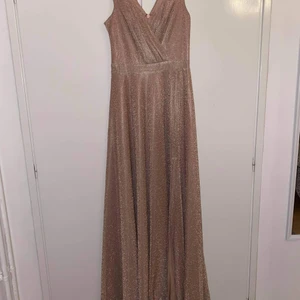 Festklänning - Säljer en fest klänning endast använd en gång fortfarande i bra skick och tvättad. Jätte fin och längre än vad den ser ut på dom två första bilderna. Passar perfekt för bal. Den sitter väldigt fint o är it för tajt. Färgen är nude.