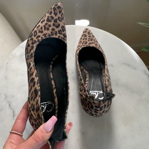 Leopard klack från Clou - Leopardfärgad låg klack från Clou, aldrig använda! Oanvänd extra sula medföljer för att de ska bli extra bekväma samt lätta att gå i. Nypris 1200