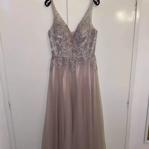 Festklänning - Säljer festklänning endast använd en gång fortfarande i bra skick och tvättad. Den är längre än vad den ser ut på första o andra bilden. Sitter jätte fint och väldigt fin till fest. Pris kan diskuteras.