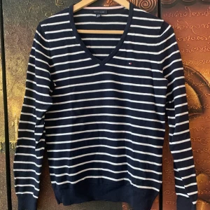Tommy Hilfiger tröja, storlek M - Knappt använd 