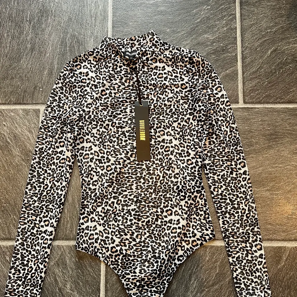 helt oanvänd leopard body från bubbleroom, endast testad, köparen står för frakt☺️. Toppar.