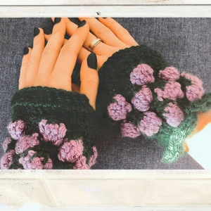 Grape mitts - Mittens with grapes on it. Onesize onecolor, but can tailor it to your needs! Handmade. Contact this ad if you want a custom order.  Can make anything!